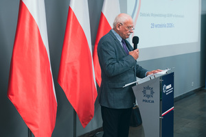 Na zdjęciu mężczyzna przemawiający przy pulpicie.