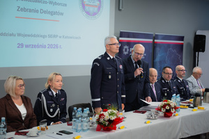 Na zdjęciu komendant wojewódzki nadinsp. Mariusz Krzystyniak obecny wraz z policjantami i osobami cywilnymi na zebraniu sprawozdawczo - wyborczym delegatów emerytów i rencistów.