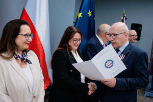 Na zdjęciu osoby podczas wręczenia wyróżnienia.