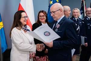 Nas zdjęciu osoby podczas wręczania wyróżnienia.