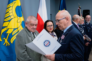 Na zdjęciu osoby podczas wręczania wyróżnienia.