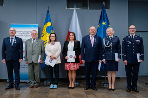 Na zdjęciu policjantka, policjant oraz osoby wyróżnione.