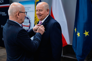 Na zdjęciu osoby podczas otrzymywania wyróżnienia.