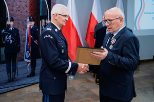 Na zdjęciu  komendant wojewódzki nadinsp. Mariusz Krzystyniak podczas otrzymywania wyróżnienia.