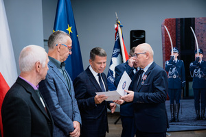Na zdjęciu osoby podczas odbierania wyróżnienia.