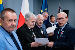 Na zdjęciu osoby podczas odbierania wyróżnienia.