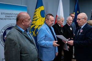 Na zdjęciu osoby podczas odbierania wyróżnienia.