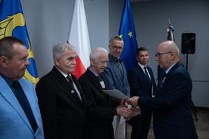 Na zdjęciu osoby podczas odbierania wyróżnienia.