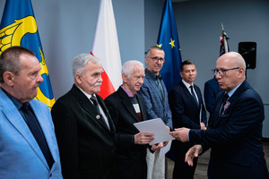 Na zdjęciu osoby podczas odbierania wyróżnienia.