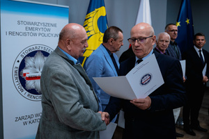 Na zdjęciu osoby podczas odbierania wyróżnienia.