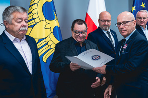 Na zdjęciu osoby podczas odbierania wyróżnienia.