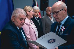 Na zdjęciu osoby podczas odbierania wyróżnienia.
