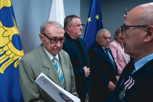 Na zdjęciu osoby podczas odbierania wyróżnienia.