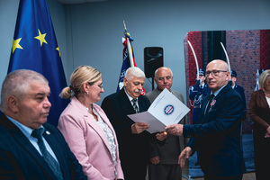 Na zdjęciu osoby odbierające wyróżnienie.