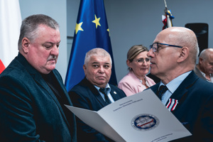 Na zdjęciu osoby podczas odbierania wyróżnienia.