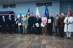 Na zdjęciu osoby wyróżnione.