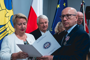 Na zdjęciu osoby odbierające wyróżnienie.