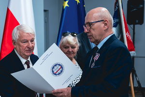 Na zdjęciu osoby odbierające wyróżnienie.
