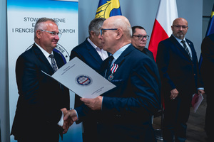 Na zdjęciu osoby odbierające wyróżnienie.