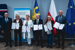 Na zdjęciu osoby wyróżnione.
