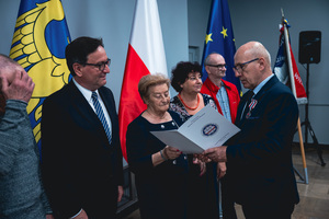 Na zdjęciu osoby podczas odbierania wyróżnień.
