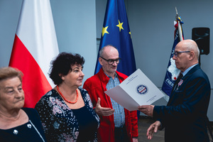 Na zdjęciu osoby odbierające wyróżnienie.