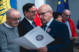 Na zdjęciu osoby podczas odbierania wyróżnienia.