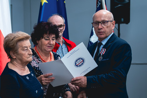 Na zdjęciu osoby odbierające wyróżnienie.