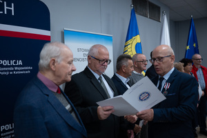 Na zdjęciu osoby odbierające wyróżnienie.