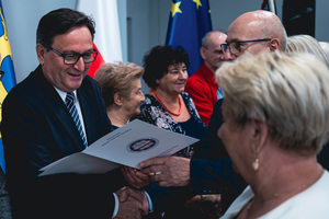Na zdjęciu osoby odbierające wyróżnienie.