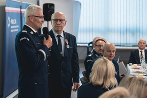 Na zdjęciu  komendant wojewódzki nadinsp. Mariusz Krzystyniak przemawiający na zebraniu.