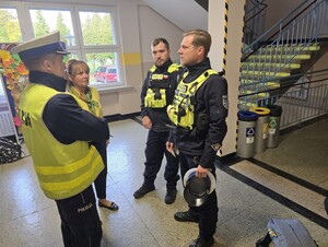 policjanci w budynku szkoły w trakcie rozmowy z nauczycielką