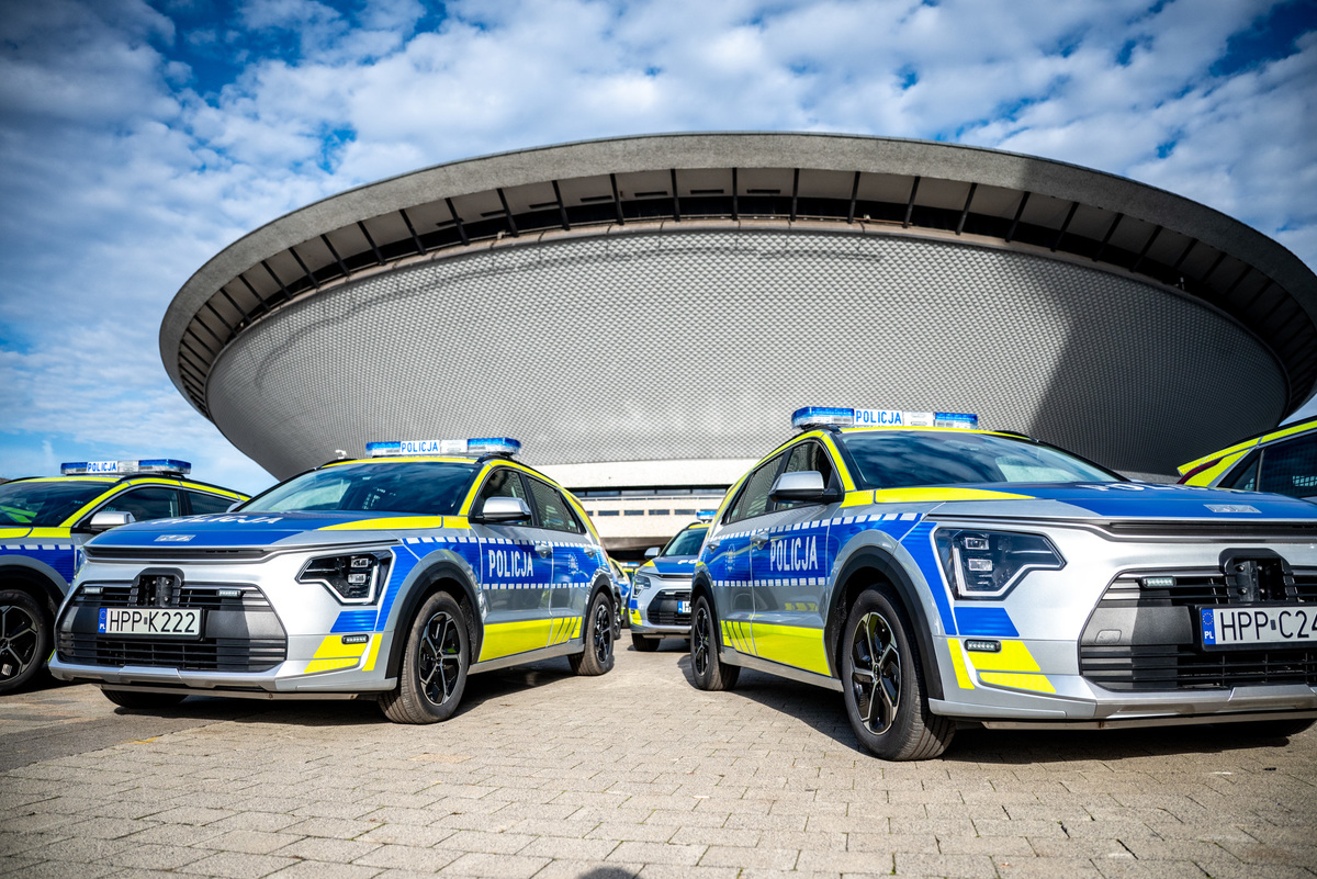 72 nowe radiowozy dla śląskiej Policji – uroczyste przekazanie pod katowickim Spodkiem