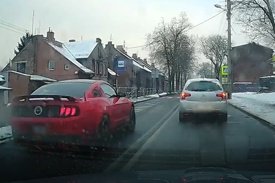 Nieodpowiedzialne zachowanie kierującego. Wyprzedzał pojazdy na przejściu dla pieszych