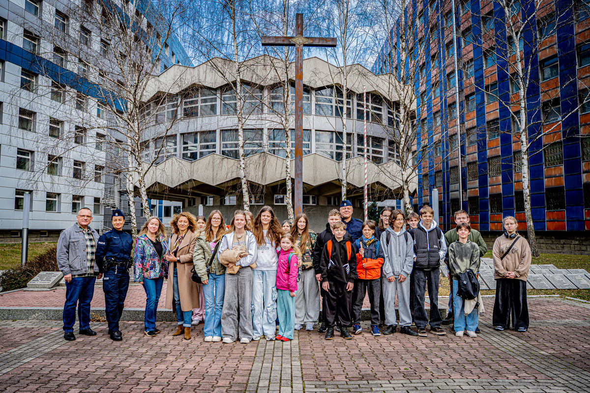 Uczniowie tarnogórskiej szkoły podstawowej włączyli się w kampanię „Pamiętajmy o poległych funkcjonariuszach”