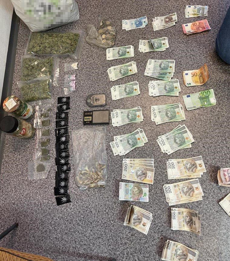 Na zdjęciu znajdują się zabezpieczone przez policjantów narkotyki i pieniądze. 