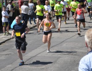 sierż. Marek Hołda na podium II Biegu o Złotą Kaczkę