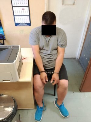 28-letni sprawca zabójstwa siedzący na krześle w pokoju na terenie KPP Będzin