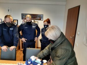 Komendant Powiatowy Policji w Będzinie wraz z przedstawicielem fundacji Mariolą Szewczyk