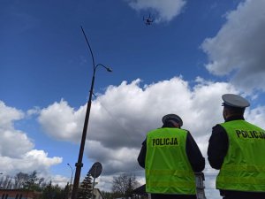 Zdjęcie przedstawia policjantów obsługujących drona policyjnego.