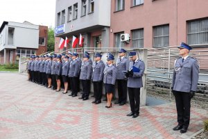 Policjanci stojący w szyku przed budynkiem będzińskiej komendy podczas uroczystości z okazji 18 rocznicy tragicznej śmierci sierżanta Grzegorza Załogi.