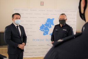 Starosta Będziński wraz z Komendantem Policji w Będzinie przemawiają do policjantów.
