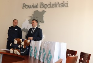 Komendant Powiatowy Policji w Będzinie i Starosta Będziński Pan Sebastian Szaleniec z nagrodami i wyróżnieniami.