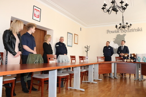 Wszyscy na sali Starostwa Powiatowego w Będzinie stoją i słuchają przemówienia Starosty i Komendanta.