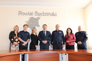 Wyróżnione osoby w towarzystwie Komendanta Powiatowego Policji w Będzinie oraz Starosty Będzińskiego.