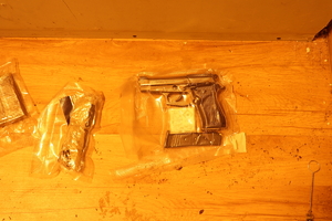 Zdjęcie przedstawiające spakowany w folię pistolet.