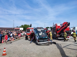 Na zdjęciu strażacy rozcinają samochody podczas pokazu.