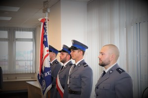 Na zdjęciu dowódca uroczystości i policjanci z pocztu sztandarowego.