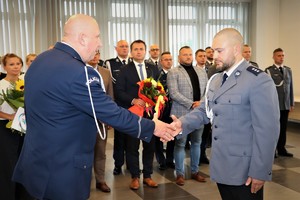 Na zdjęciu Dowódca uroczystości składa meldunek Zastępcy Komendanta Wojewódzkiego, który podaje mu dłoń.