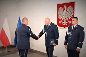 Na zdjęciu Zastępca Komendanta Wojewódzkiego Policji w Katowicach gratuluję nowemu Komendantowi Powiatowemu Policji w Będzinie.